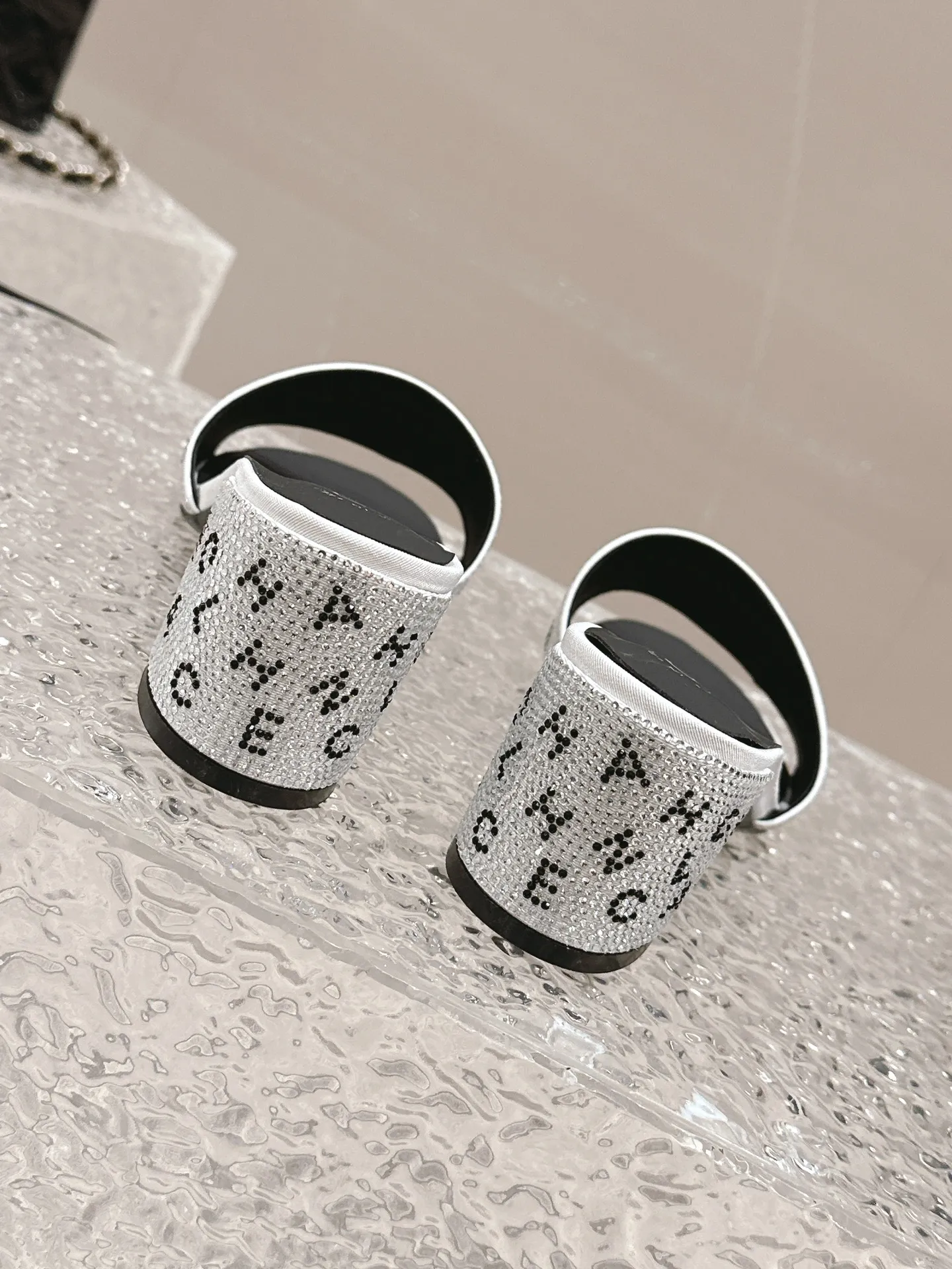 💕💕Factory direct selling price p460💕💕 Xiaoxiang Chanel rhinestone slippers with large black rhinestone letters, these really blingbling slippers are full of diamonds. They are both classic and artistic, and can be styled according to your daily style. The characteristic is that the hot diamonds are particularly shiny. They are made with heavy craftsmanship and are not easy to fall off. They have a sexy and versatile temperament for ladies. Color: black, white. Heel height 5 cm. 35-41